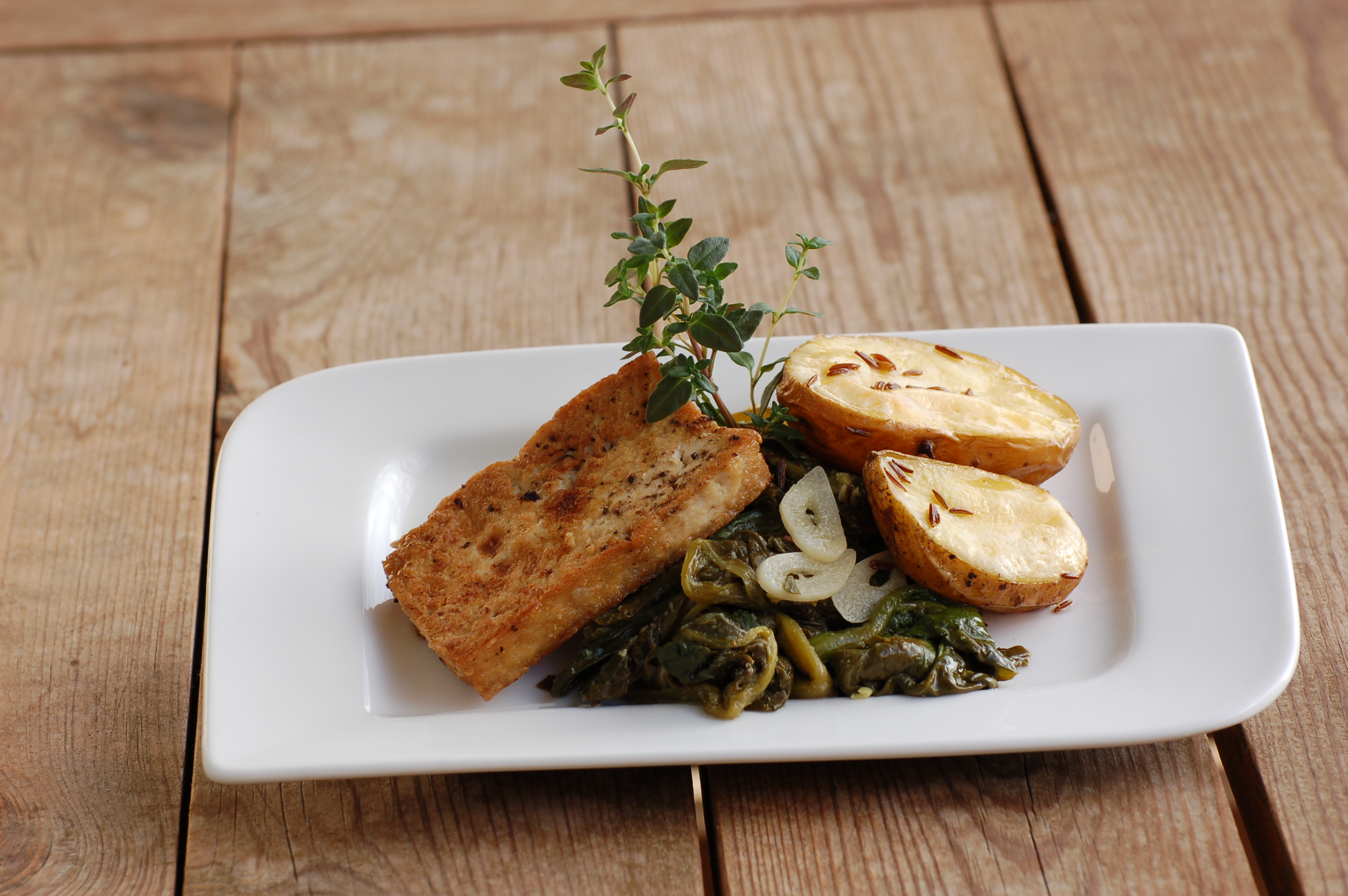 365vegan.net » Blattspinat mit Kümmelerdäpfeln und gebratenem Tofu