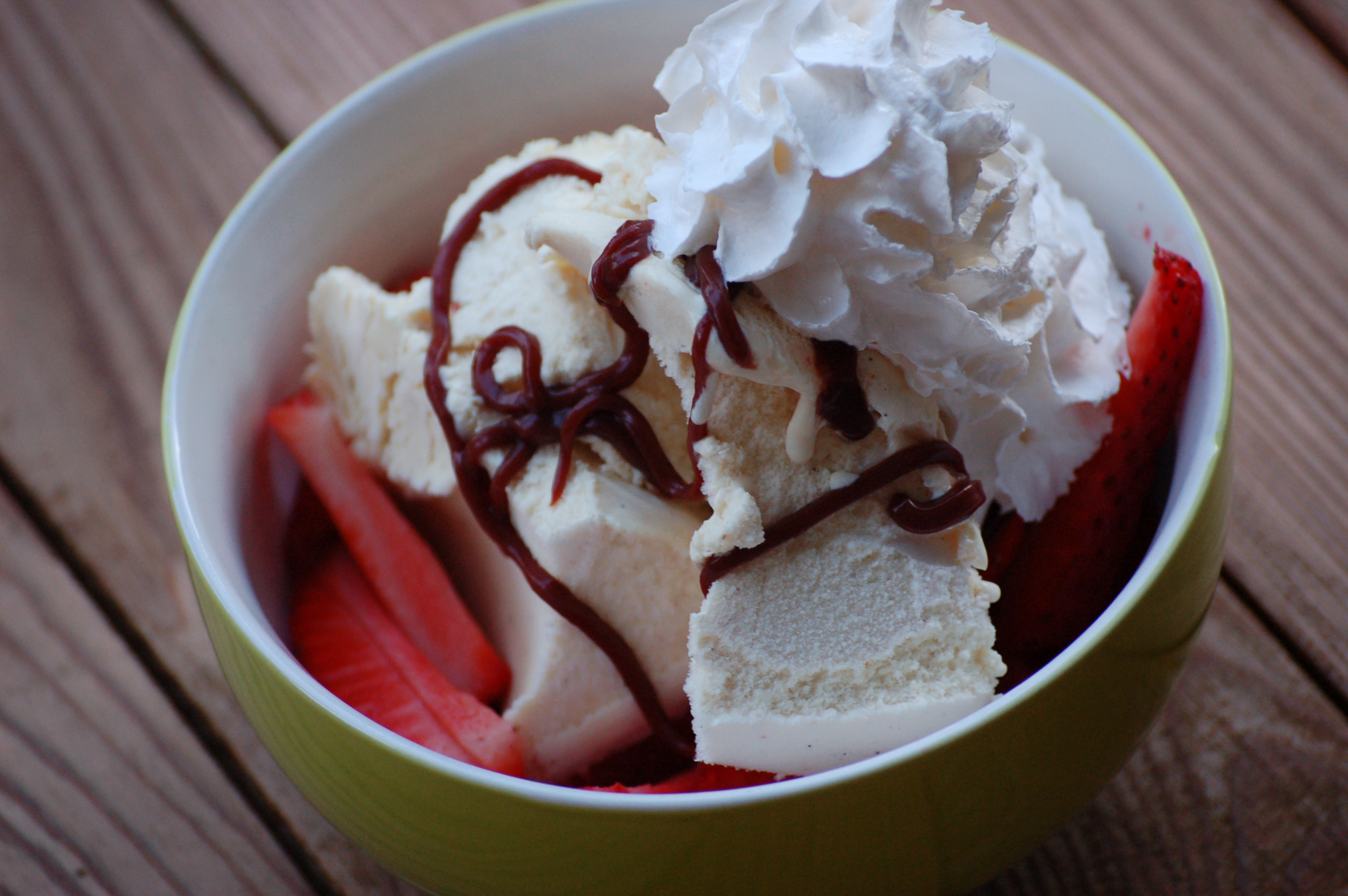 Vanilleeis mit Erdbeeren und Schlag (8) web