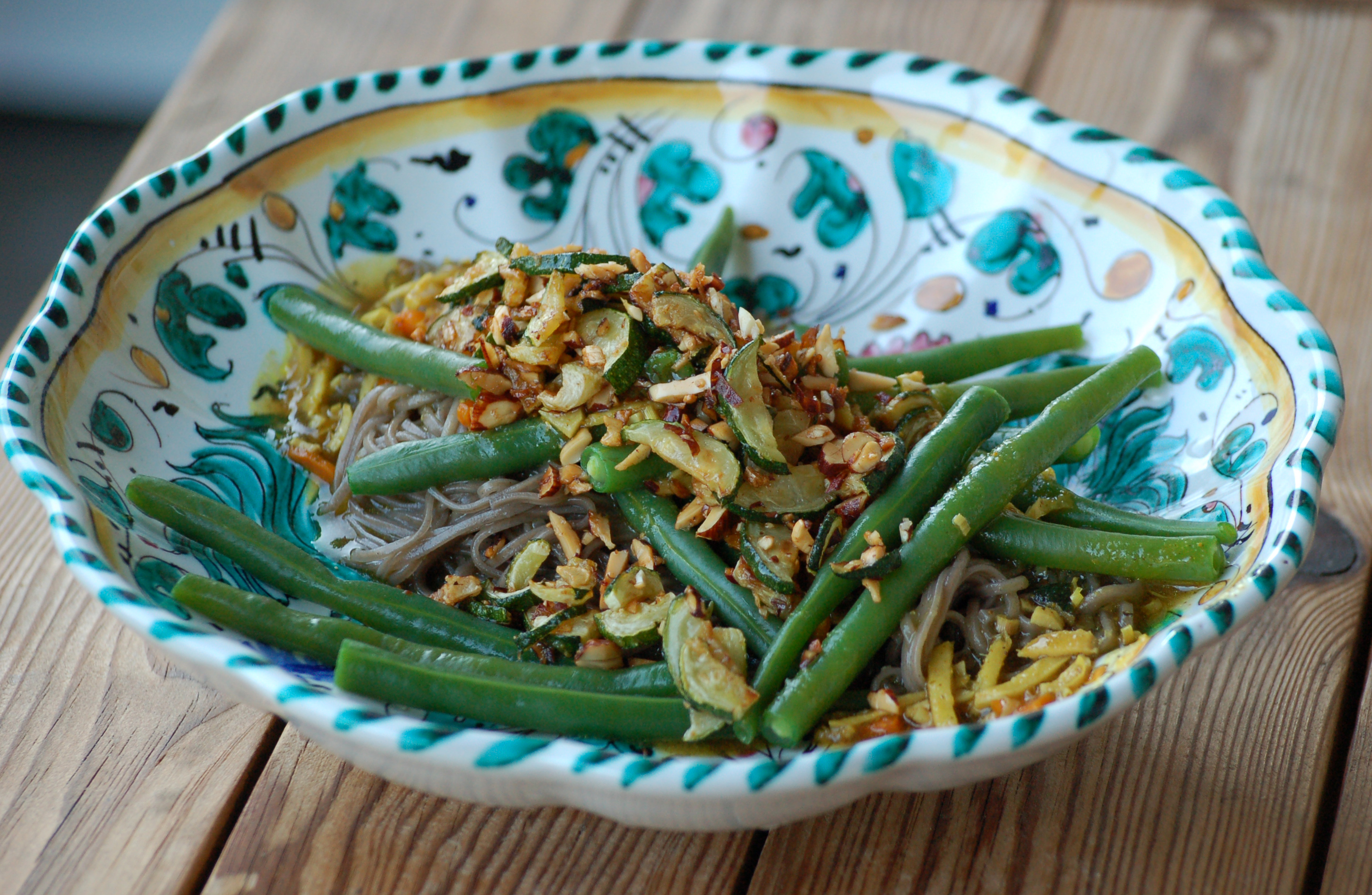 365vegan.net » Sobanudeln und grüne Bohnen mit Zucchini-Mandel-Krusteln