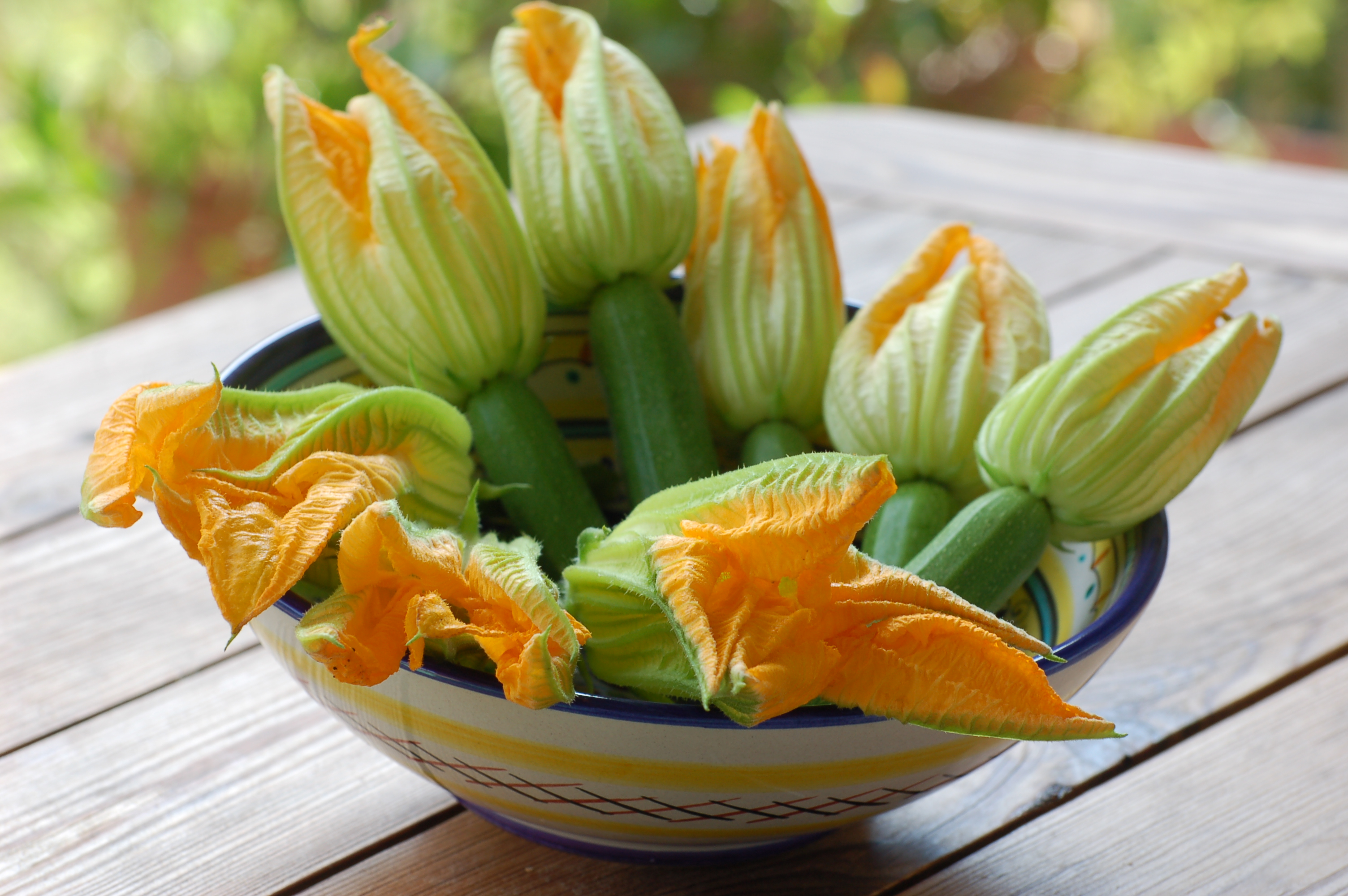 365vegan.net » Frittierte Zucchiniblüten gefüllt mit Pinienkernen