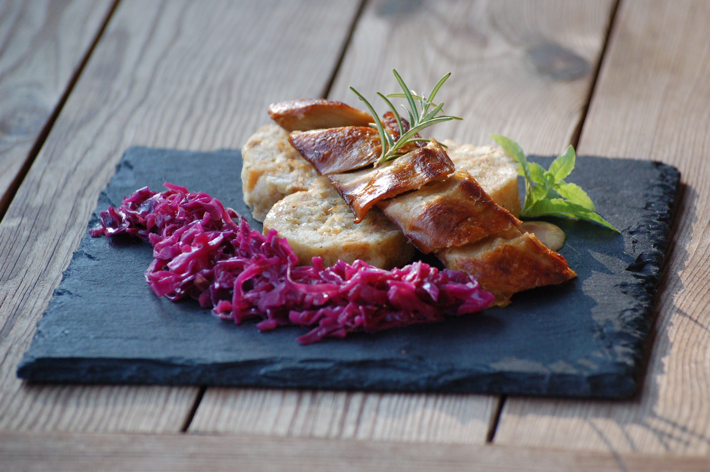 365vegan.net » Knusprige Veggiente auf Serviettenknödel mit Blaukraut ...