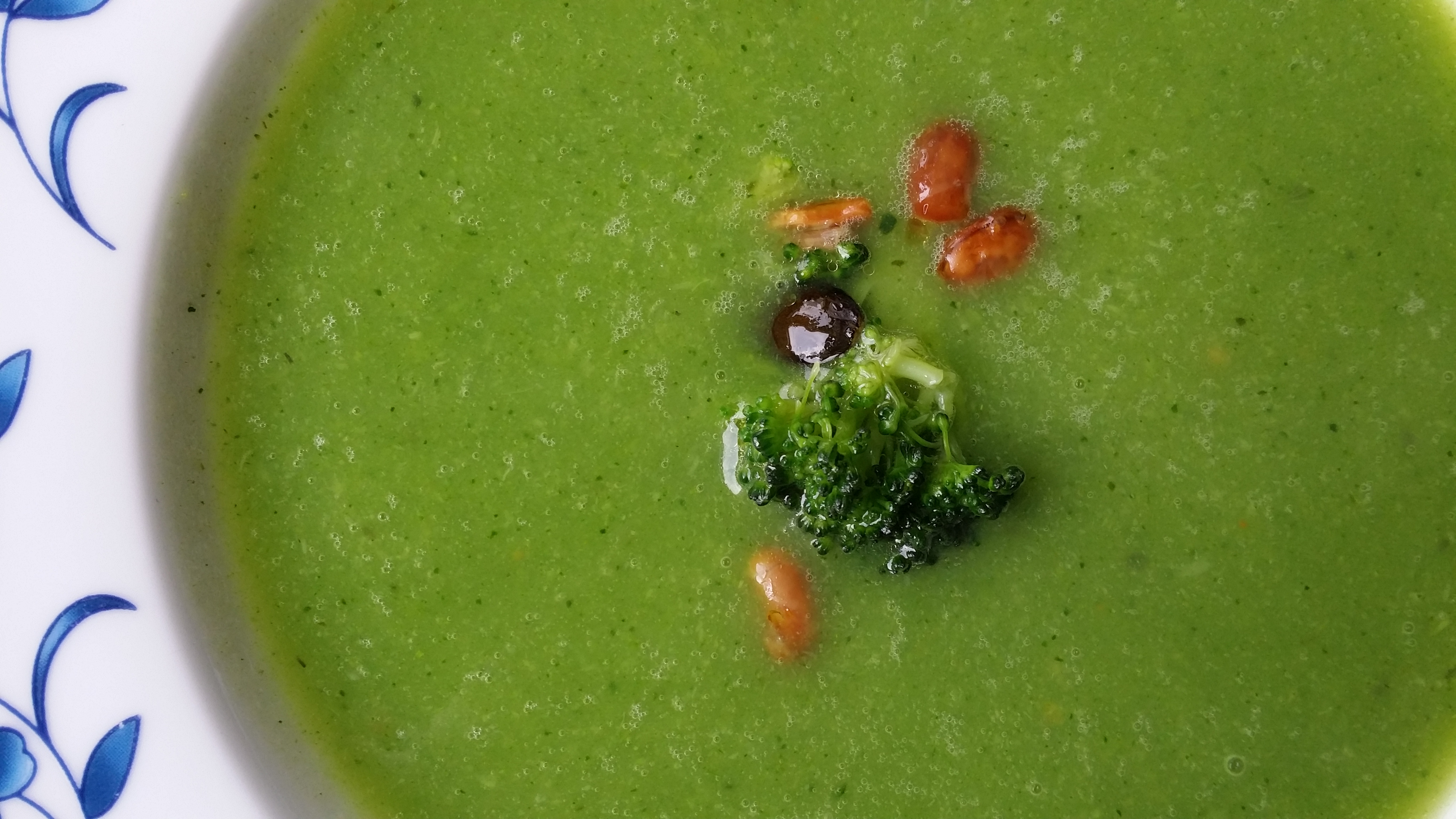 365vegan.net » Broccolicremesuppe mit knusprigen Körndln